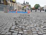 Chełm. Plac Łuczkowskiego zrewitalizowany, a obok wypada kostka...