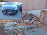 Kierowca staranował swoim Volvo murek przy dworcu w Chełmie